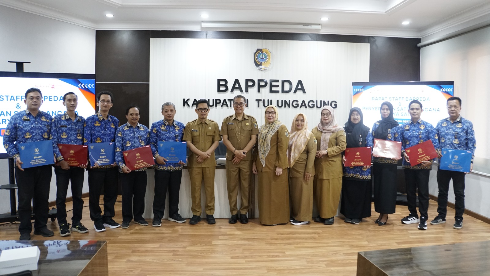 APRESIASI PENGABDIAN, BAPPEDA TULUNGAGUNG SERAHKAN SATYALANCANA KARYA SATYA